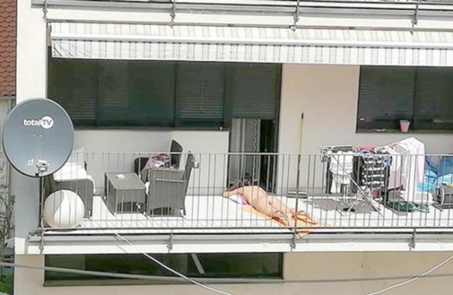 Пьяная блондинка разделась на балконе отеля