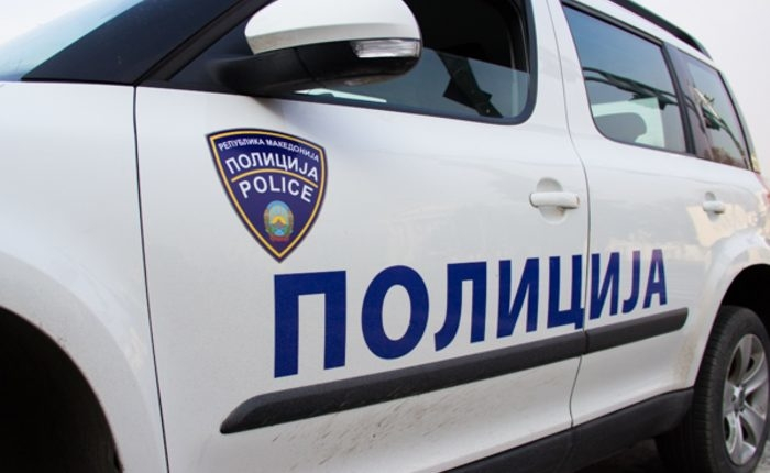 Скопјанец ги претепал сопругата и малолетниот син, ја искршил и влезната врата од зградата