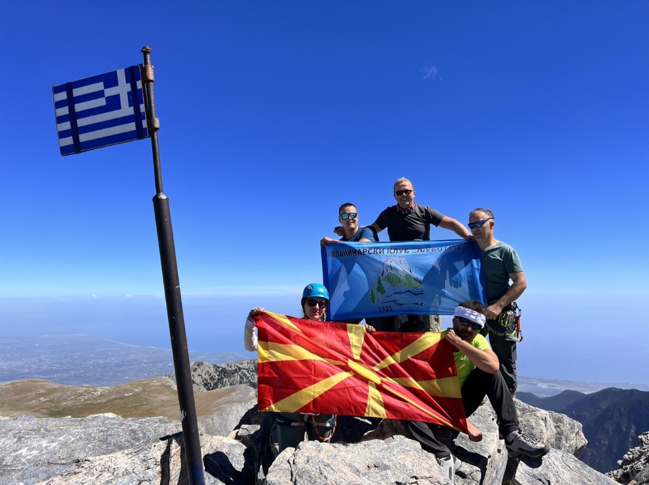 Пет планинари од ПК Љуботен го искачија Митикас, највисокиот врв на ...
