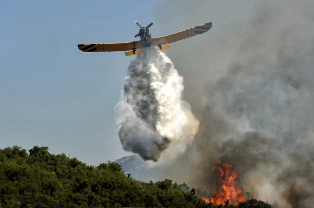 Самолет тушит пожар. Пожарный самолет. Пожары в Греции. Кукурузник самолет тушит пожар.
