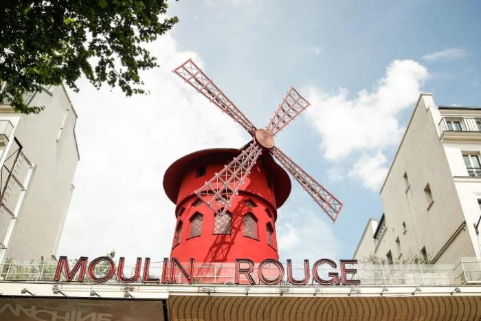 Паднаа перките на познатата ветерница над клубот „Мулен руж" во Париз