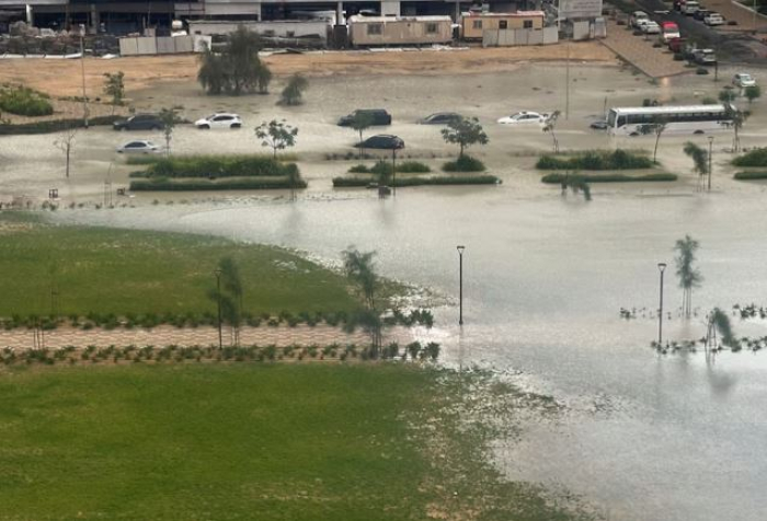 Страшни поплави во Дубаи, поплавени автопатите и аеродромот | ВИДЕО