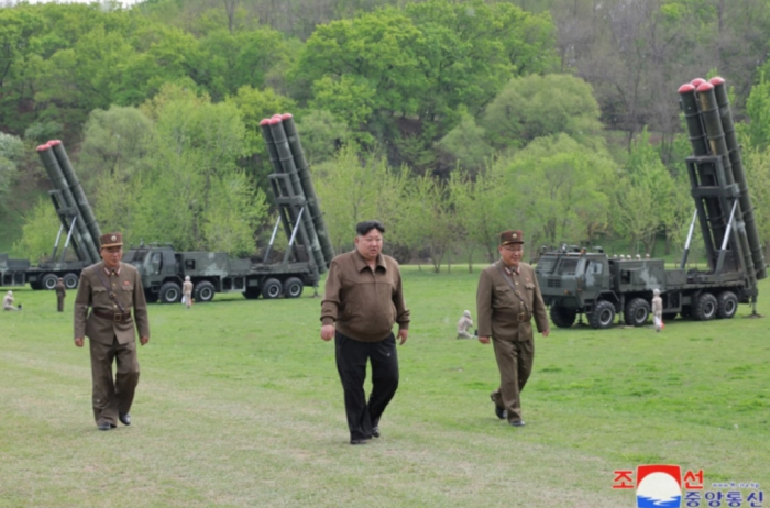 Ким Џонг-ун надгледуваше пробно истрелување ракети