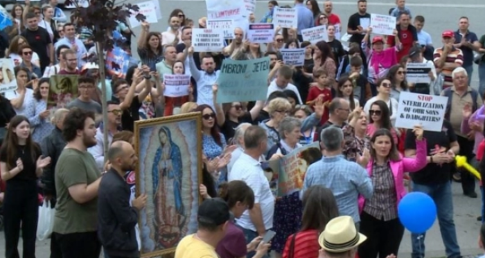 "Марш за живот" во Тирана против предлог-законот "Сексуален живот и репродукција"