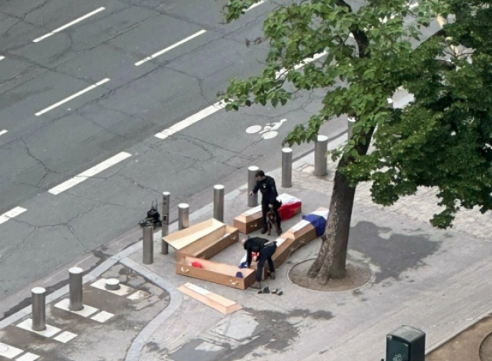Пред Ајфеловата кула оставени ковчези оставени со натпис – француски војници од Украина, приведени три лица