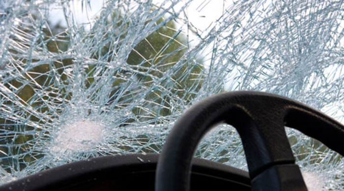 Излета автомобил од патот Куманово – Скопје, едно лице тешко повредено