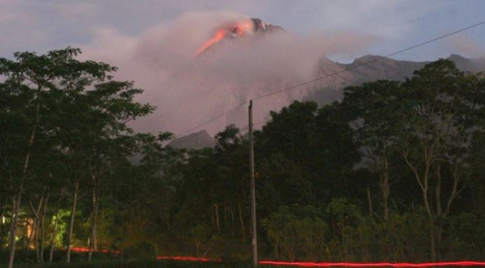 Еруптираше вулканот Ибу во Индонезија