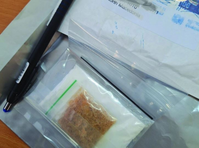 Царинска управа: Одземена дрога испратена во мала пратка и огнено оружје од скопјанец