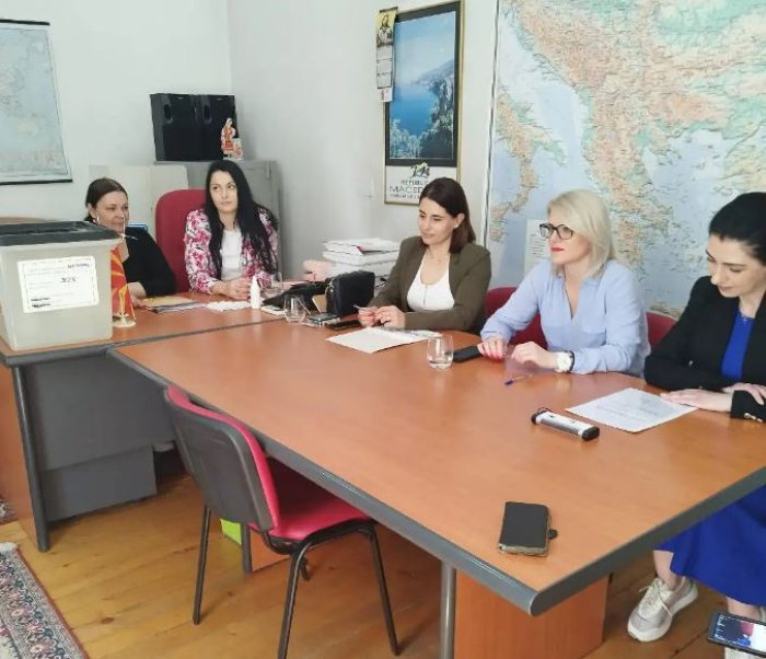 Македонските државјани во Србија гласаат на вториот круг од претседателските избори во Македонската амбасада во Белгрaд