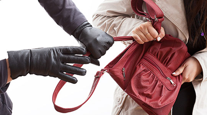 Приведена 23 годишна девојка од Кочани, натепала 69 годишна жена ѝ ја одзела чантата со пари