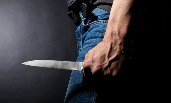 Откако не му дале пари, со нож се заканил на својот татко дека ќе го убие