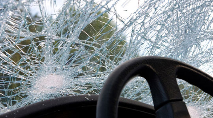 Тешка сообраќајка во Прилеп: Се судриле камион и мопед, возачот на камионот избегал