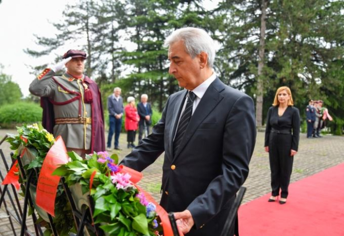 Владина делегација положи цвеќе на партизанските гробишта во Бутел, во чест на 9 Мај