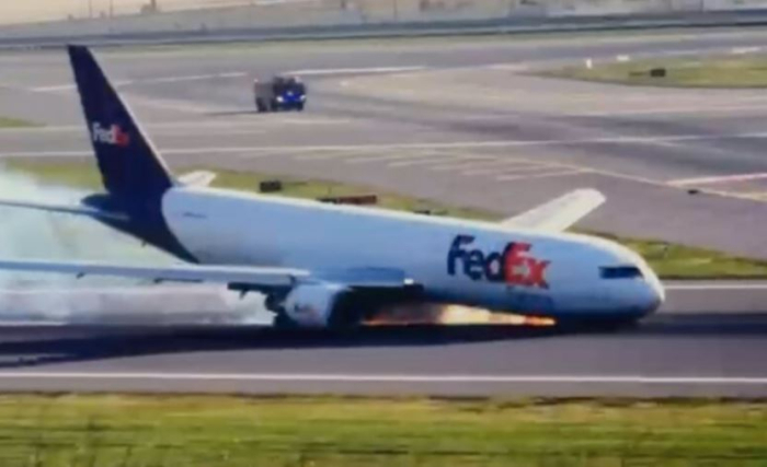 Авион на Боинг принудно слета на аеродромот во Истанбул, екипажот безбеден | ВИДЕО