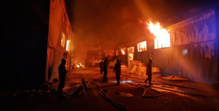 По пожар во два магацини во Гази Баба пронајдено опожарено тело