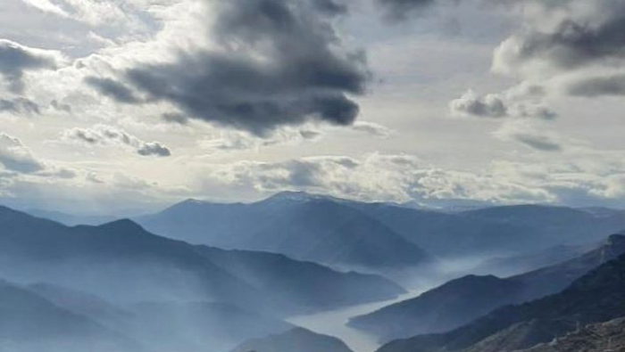 Претежно облачно време со повремени локални врнежи од дожд, на повисоките планини и снег