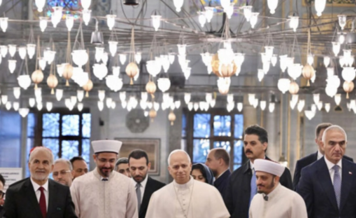 Папата Лав Четиринаесетти ја посети Сината џамија во Истанбул