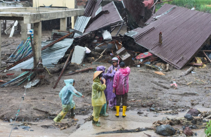 Бројот на жртви во поплавите и лизгањата на земјиштето на островот Суматра достигна 248, соопштија локалните власти
