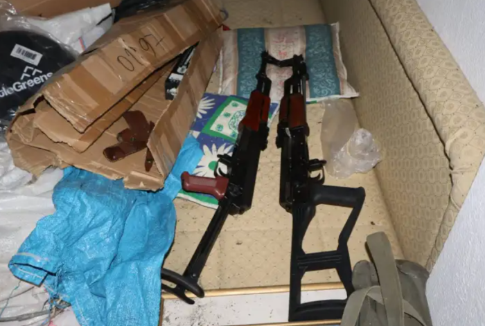 При претрес во охридско пронајдени дрога, оружје и муниција | ФОТО