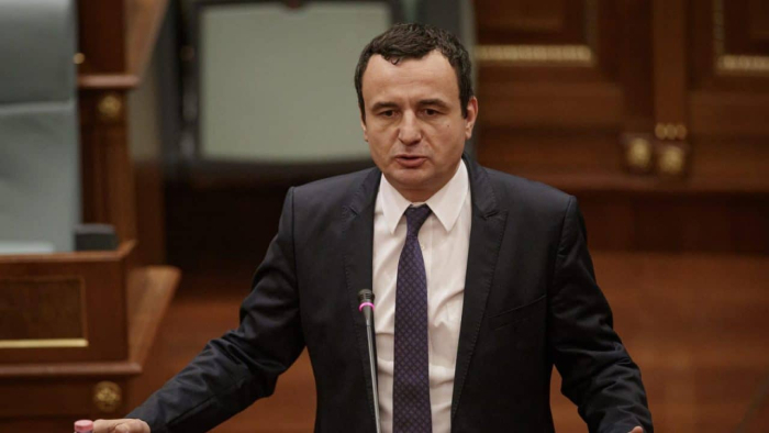 Курти гаѓан со јајца – хаос во Собранието на Косово