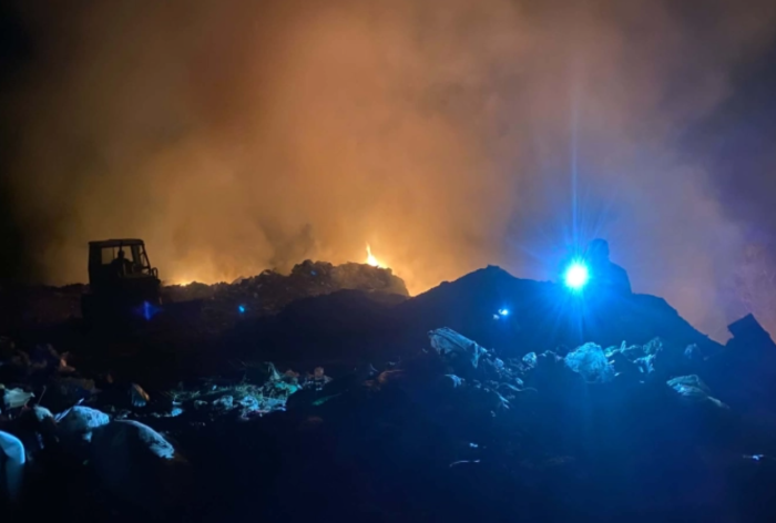 Се работи на ликвидација на пожарот на градската депонија во Крива Паланка
