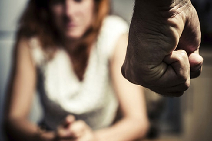 Поднесено обвинение против 21-годишник од Свети Николе: Jа тепал бремената девојка и ја заклучил во соба 15 часа