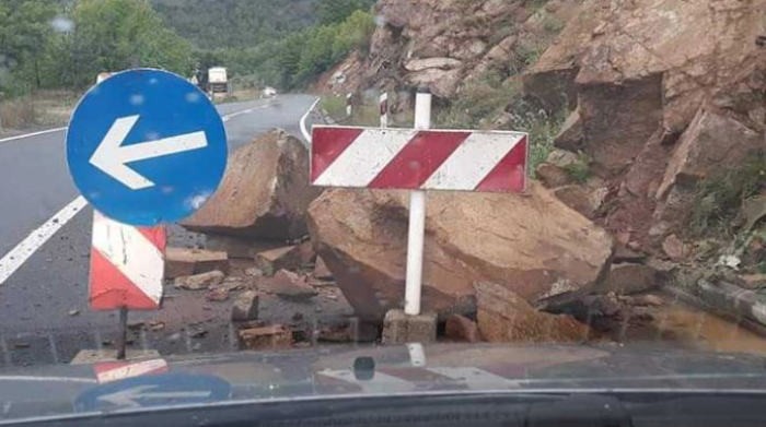 Се расчистува поголем одрон од карпа на патот Градско-Велес наспрема ХИВ