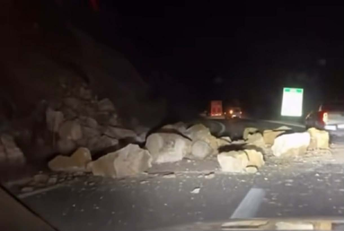 Одронот пред патарина во Велес е расчистен, сообраќајот на автопатот Скопје - Велес е нормализиран