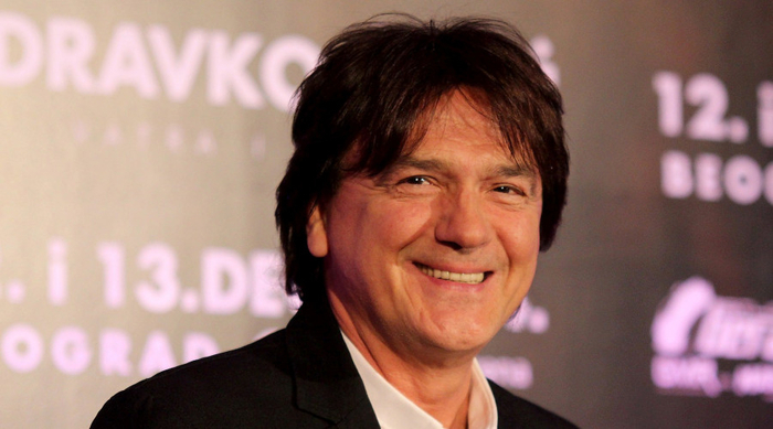 Уништена фасада и автомобил откако на куќата на Здравко Чолиќ била фрлена бомба