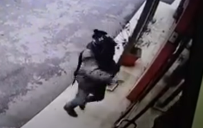 Објавена снимка како е скршено стаклото на бугарската амбасада во Скопје