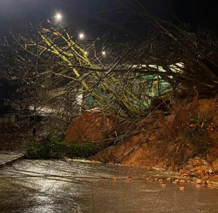 ЦУК: Поради поплавите предизвикани од поројните дождови, во Кочанско и Охридско се интервенира со механиација