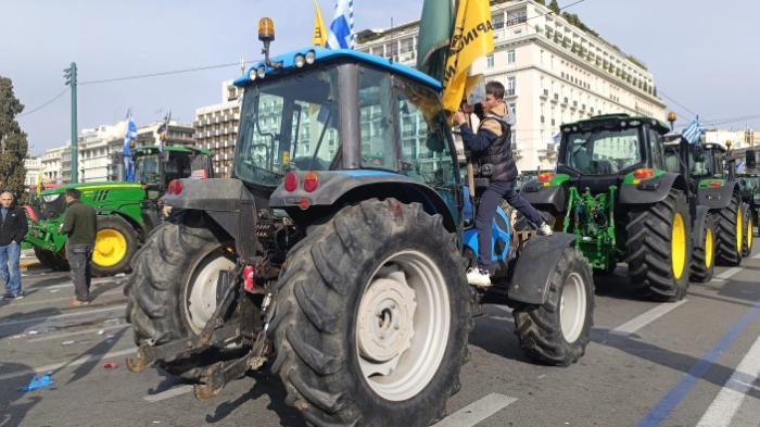 Грчките земјоделци во четврток и петок целосно ќе ги блокираат главните патни правци низ Грција