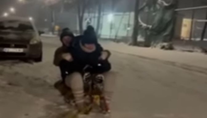 Со автомобил влечел тинејџерки на санка во Србија, при падот тие биле прегазени од друго возило