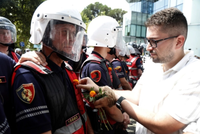 Во Тирана судири помеѓу демонстрантите и полицијата