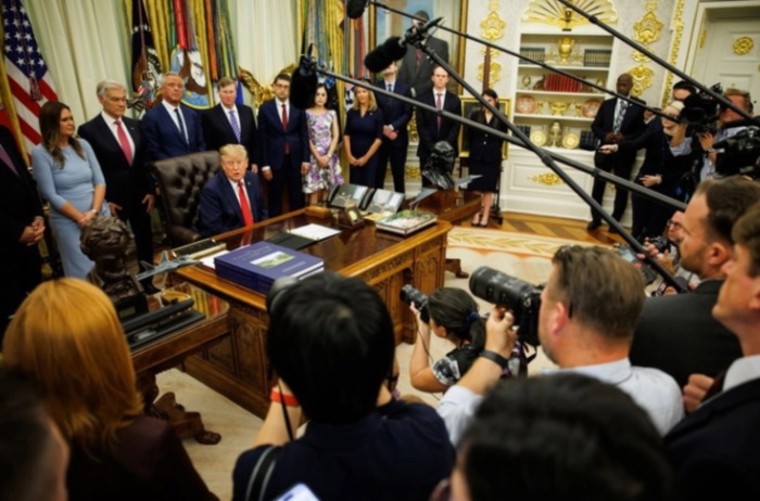 Трамп им забрани пристап во Белата куќа на новинари од CNN, MS NOW и Politico